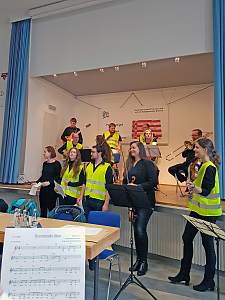 Musiker der Musikschule Bremen spielen und singen