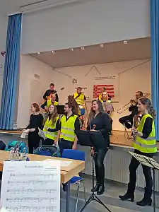 Musiker der Musikschule Bremen spielen und singen