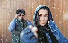 Frau zeigt ihre Fäuste