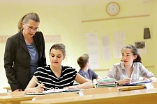 Zwei Schülerinnen mit Lehrerin