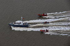 Ein Polizeiboot mit drei Schlauchbooten der Wasserschutzpolizei