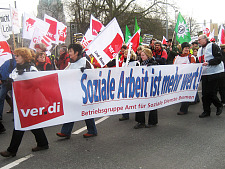 Kolleginnen und Kollegen auf einer Demonstration mit dem Spruchband "Soziale Arbeit ist mehr wert!"