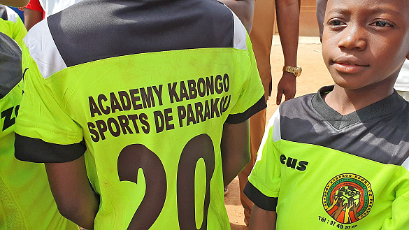 Fußballspielerin mit dem Parakou-Trikot
