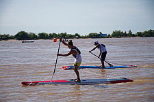 2 Standup-Paddler auf einem großen, breiten Fluss