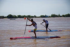 2 Standup-Paddler auf einem großen, breiten Fluss