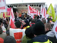 Viele Streikende vor der Rednerbühne