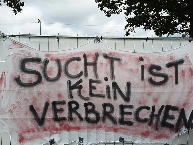 Ein Transparent mit der Aufschrift: Sucht ist kein Verbrechen