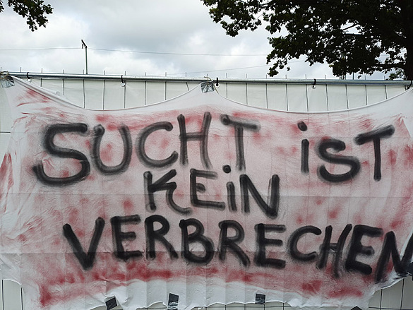Ein Transparent mit der Aufschrift: Sucht ist kein Verbrechen