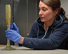 Restauratorin Tanja Töbe bei der Arbeit an einem antiken Bierglas