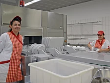 zwei Kolleginnen des Studierendenwerks an der vollautomatischen Spülmaschine