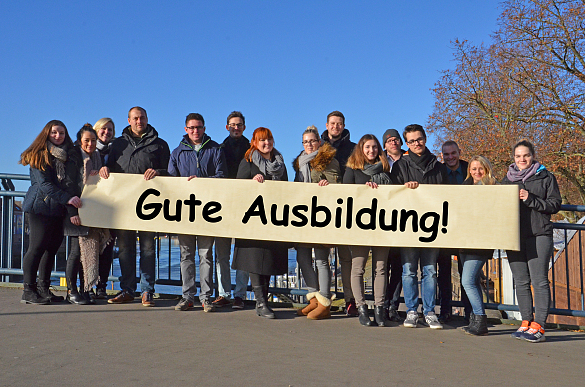 Auszubildende vor einem Banner mit der Aufschrift Gute Ausbildung