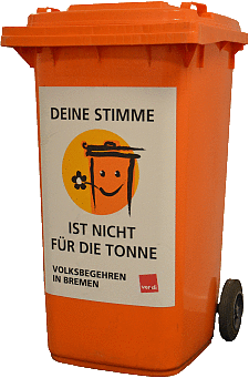 Orangefarbene Mülltonne mit dem Aufkleber "Deine Stimme nicht nicht für die Tonne"
