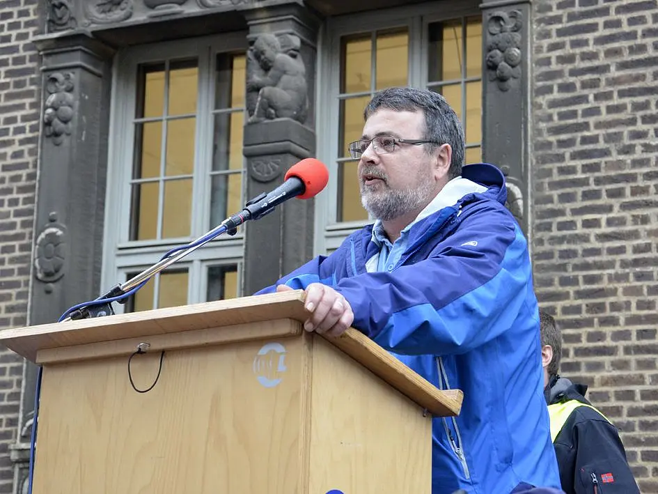 Toren Christians am Rednerpult