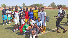 Eine Mädchen-Fußballmannschaft nach Trainingsende