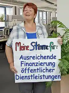 Christiane Treis mit Schild: Meine Stimme für ...