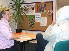 Nicoletta Witt mit ihrem Interviewpartner