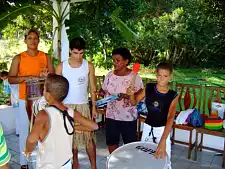 Foto zeigt Kinder des Straßenkinderdorfes mit ihrer neuen Lehrerin