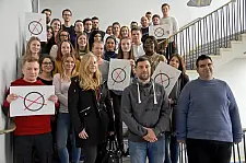 Viele Auszubildende im Treppenhaus