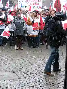 Foto von streikenden Kolleginnen und Kollegen im Schneegestöber