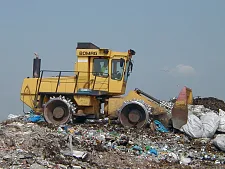 Arbeitsmaschine auf einem Müllberg