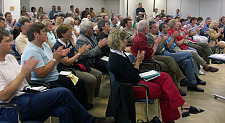 Teilnehmer und Teilnehmerinnen der Personalrätekonferenz applaudieren 