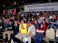 Foto von Kolleginnen und Kollegen der Steuerverwaltung in der Stadthalle Bremen