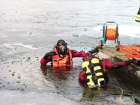 Foto eines Tauchers im eisigen Wasser