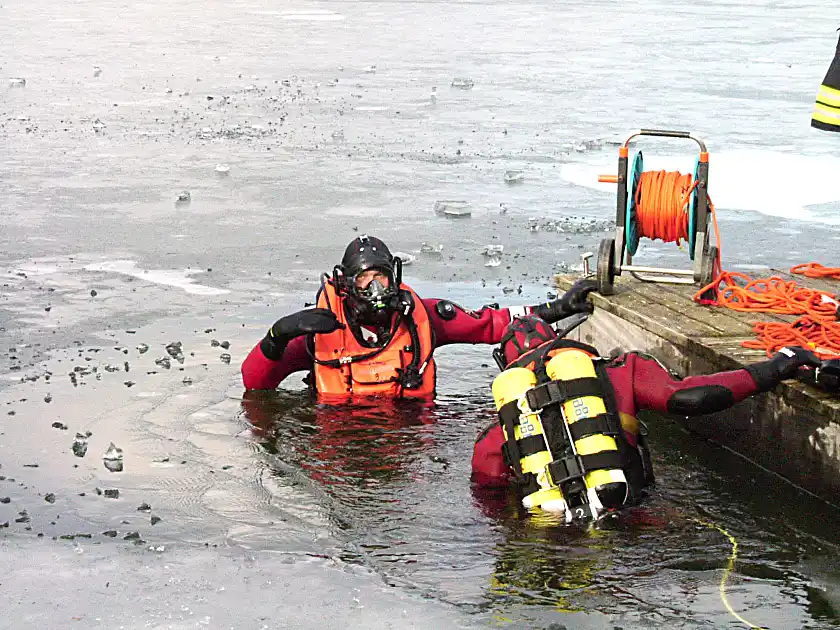 Foto eines Tauchers im eisigen Wasser