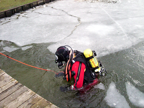 Taucher im Eiswasser
