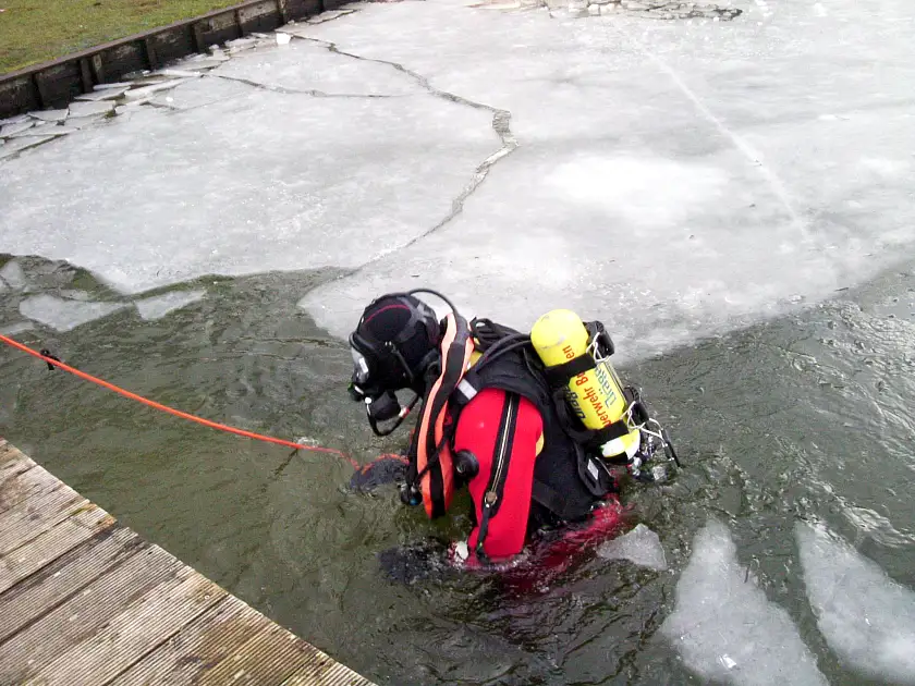 Taucher im Eiswasser