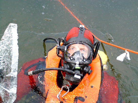 Taucher im Eiswasser