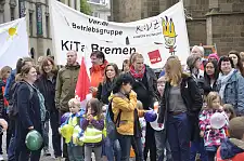 Menschen, die vor dem Rathaus protestieren