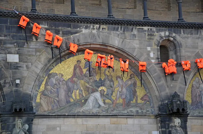 Schwimmwesten am St. Petri-Dom in Bremen