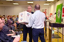 Lars Hartwig vom Gesamtpersonalrat übergibt dem Bürgermeister einen Karton, der viele Wunschkarten der Interessenvertretungen beinhaltet
