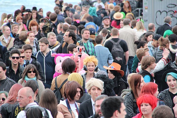 Viele Menschen laufen auf der Straße