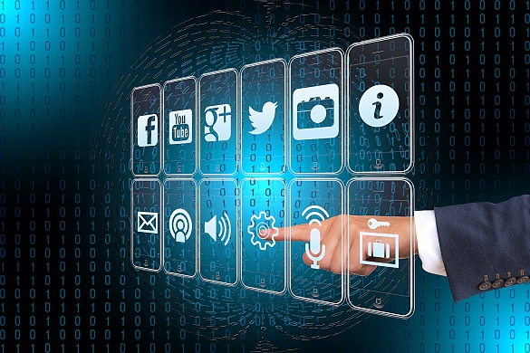 Zeigefinger zeigt auf Icons auf dem Computerbildschirm
