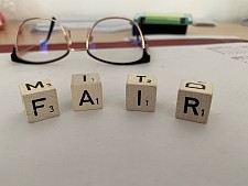 Buchstabenwürfel zeigen das Wort Fair