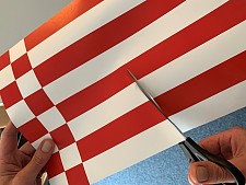 Die Bremer Speckflagge wird durchgeschnitten