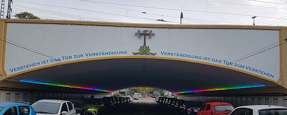 Portal des Friedenstunnels mit der Inschrift: Verstehen ist das Tor zur Verständigung - Verständigung ist das Tor zum Verstehen.
