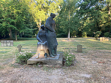 Eine Statue auf dem Osterholzer Friedhof
