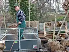 Gärtner bei der Frühjahrsarbeit mit Spaten und Erde