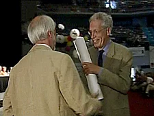 Foto von Edmund Mevissen und Dr. Henning Scherf bei der Übergabe der Resolution