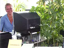 Zufriedene Mitarbeiterin am PC