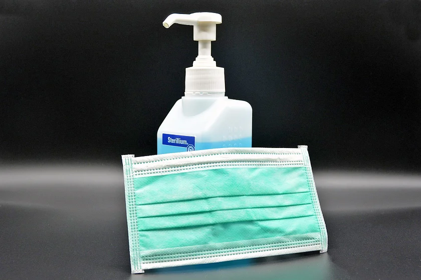 Mundschutzmaske und Desinfektionsspray