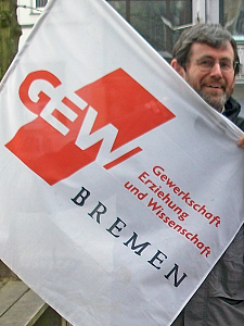 Hajo Kuckero mit seiner GEW-Fahne