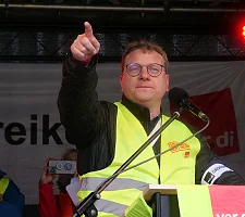 Markus Westermann spricht bei einer Kundgebung