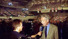 Foto von Dr. Henning Scherf mit einem Reporter von Radio Bremen im Interview