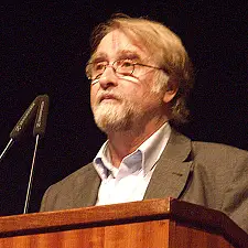 Foto von Rolf Becker am Rednerpult