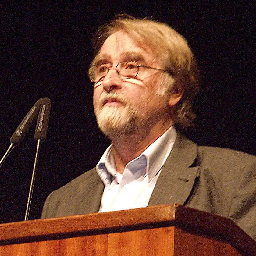 Foto von Rolf Becker am Rednerpult