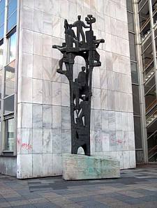 Foto der Statue "Die 7 Faulen" vor dem Siemens-Hochhaus